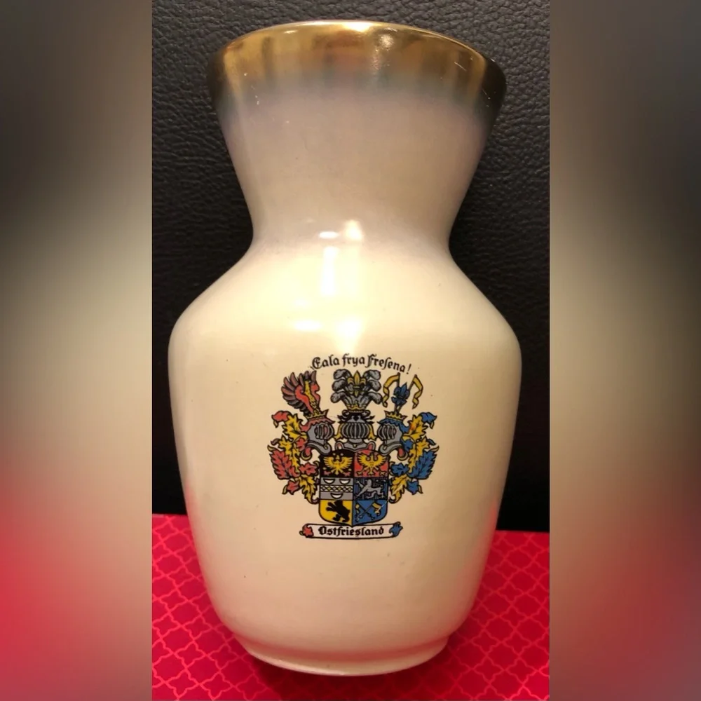 Vintage West Germany Vase with Coat of Arms Ancien A Vendre 6” x 3”